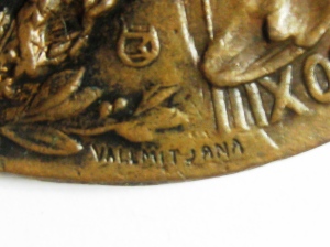 La firma de Vallmitjana se aprecia en el borde superior derecho del dorso de las medalla. Esta es de bronce, de la Campaña del Rif de 1909.